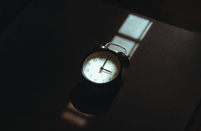 Réveil fatigué malgré 8h de sommeil : pourquoi et que faire