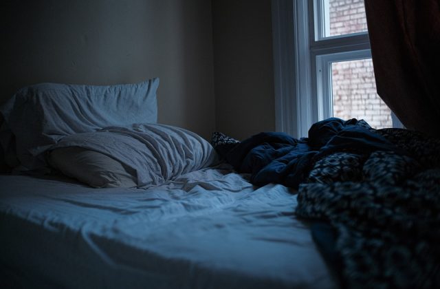 Couverture lestée pour mieux dormir : bienfaits et comment choisir le poids